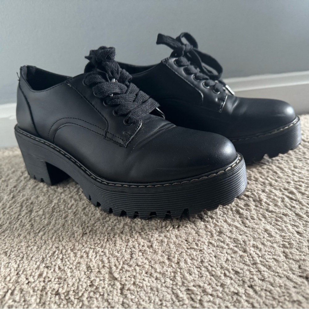 Black heeled oxfords
